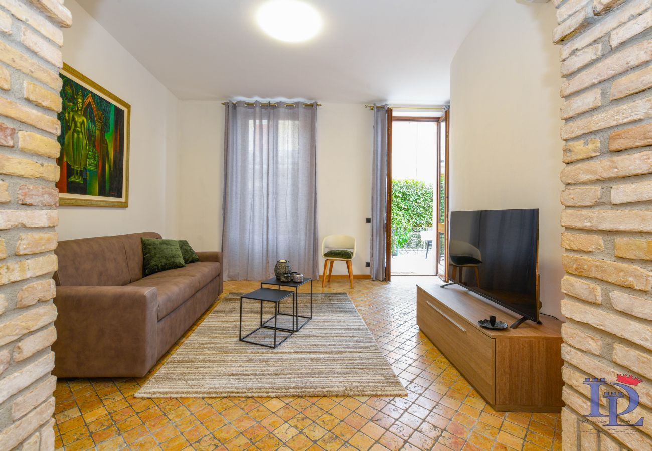 Appartamento a Desenzano del Garda - Desenzanoloft: LET IT BE A DREAM VISTA LAGO CIN: IT017067B4YRNYBUXS