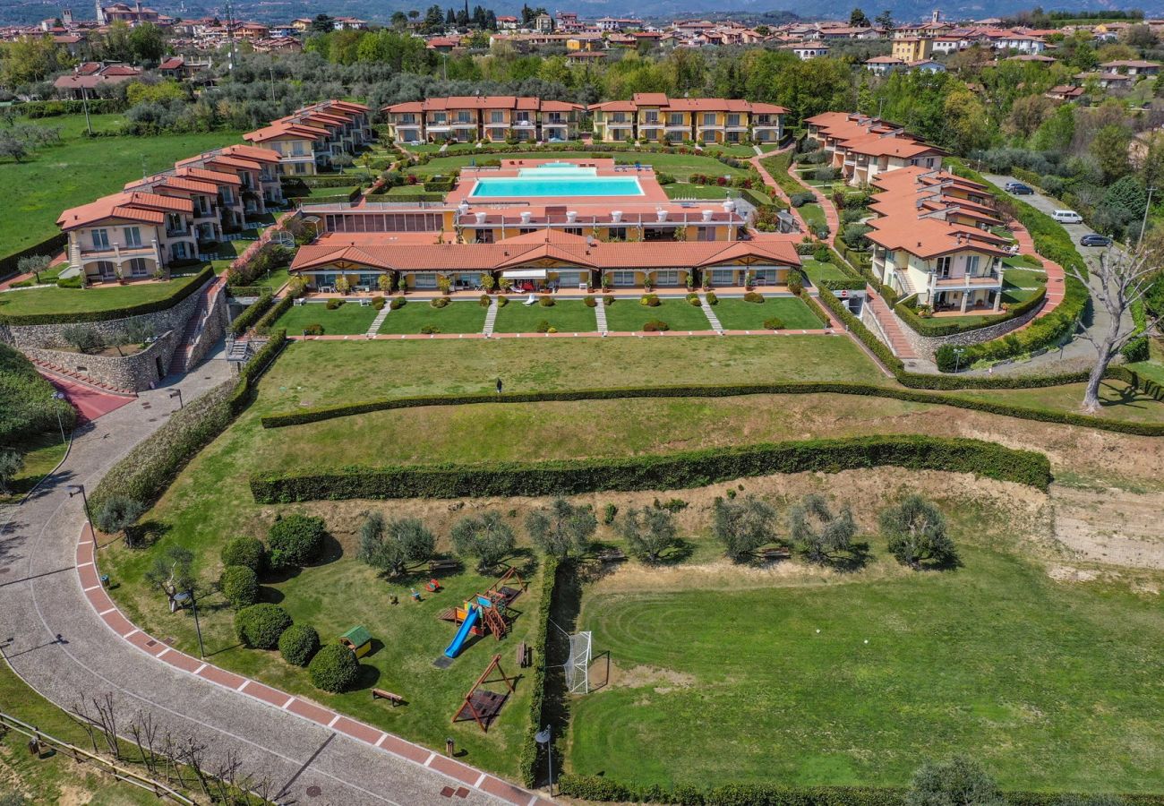 Appartamento a Manerba del Garda - Fedra: con balcone vista lago, in residence con piscina a due passi dal lago