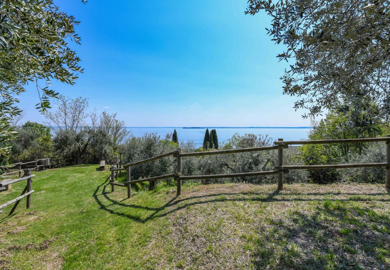 Appartamento a Manerba del Garda - Fedra: con balcone vista lago, in residence con piscina a due passi dal lago