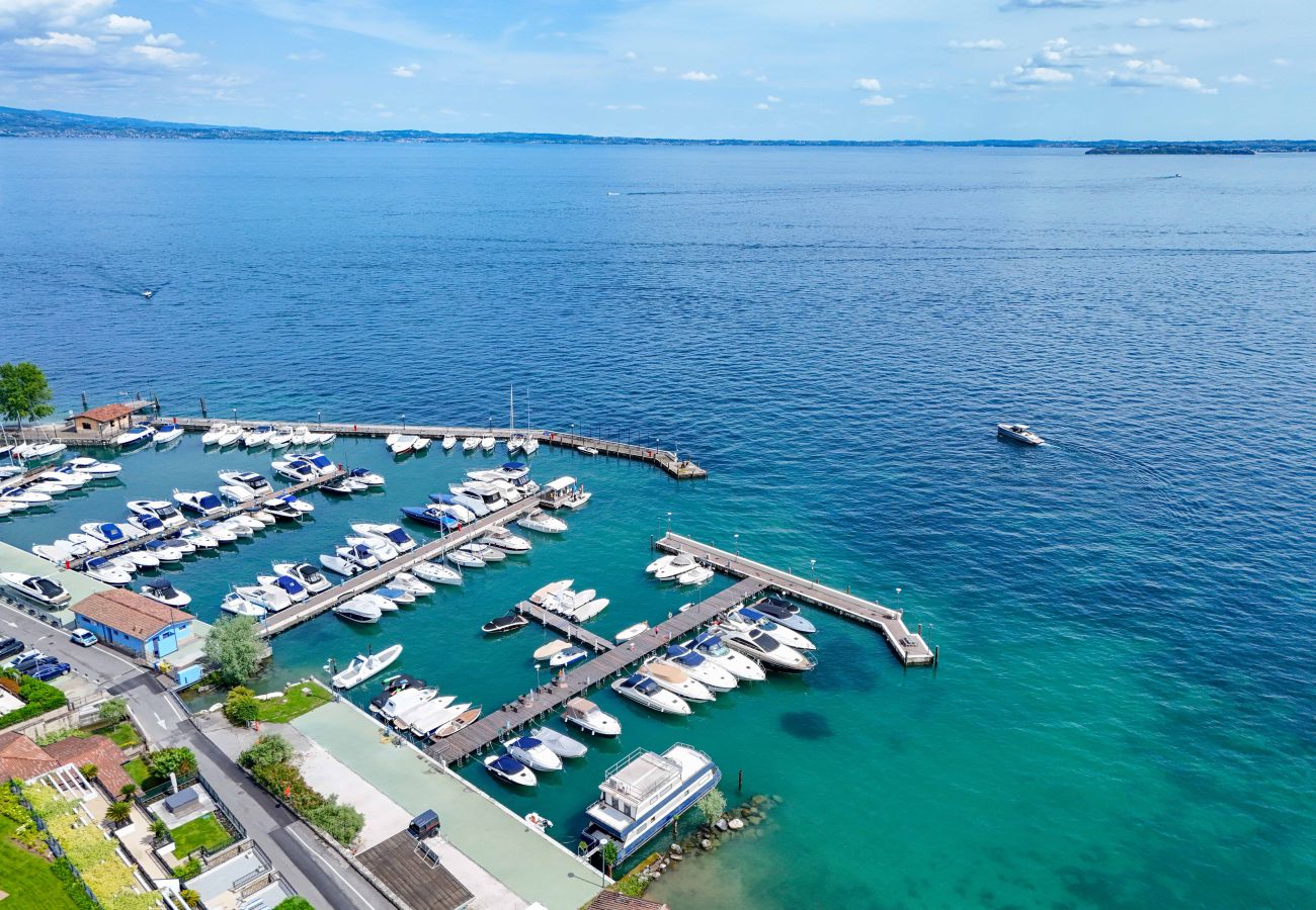 Appartamento a Manerba del Garda - Fedra: con balcone vista lago, in residence con piscina a due passi dal lago