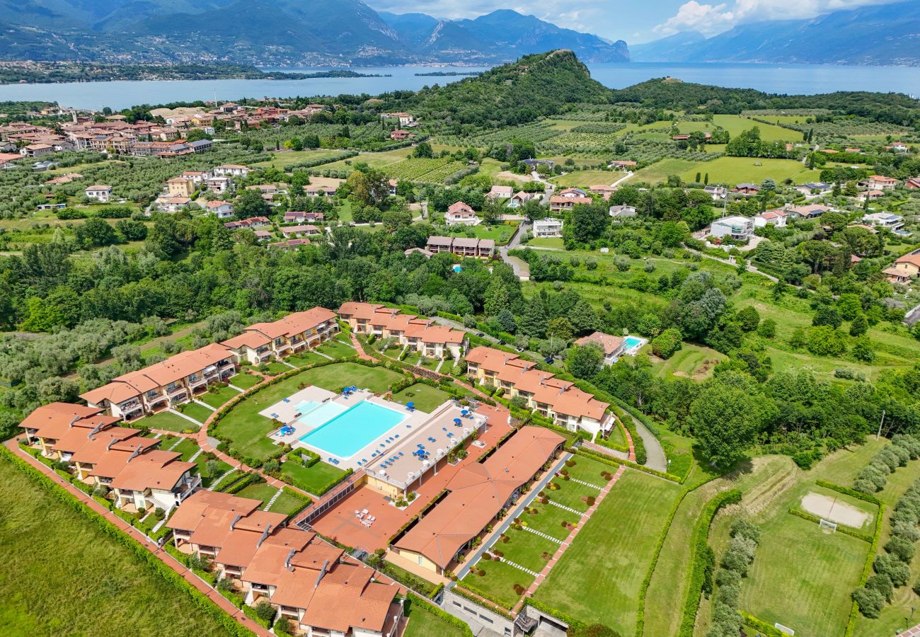 Appartamento a Manerba del Garda - Fedra: con balcone vista lago, in residence con piscina a due passi dal lago