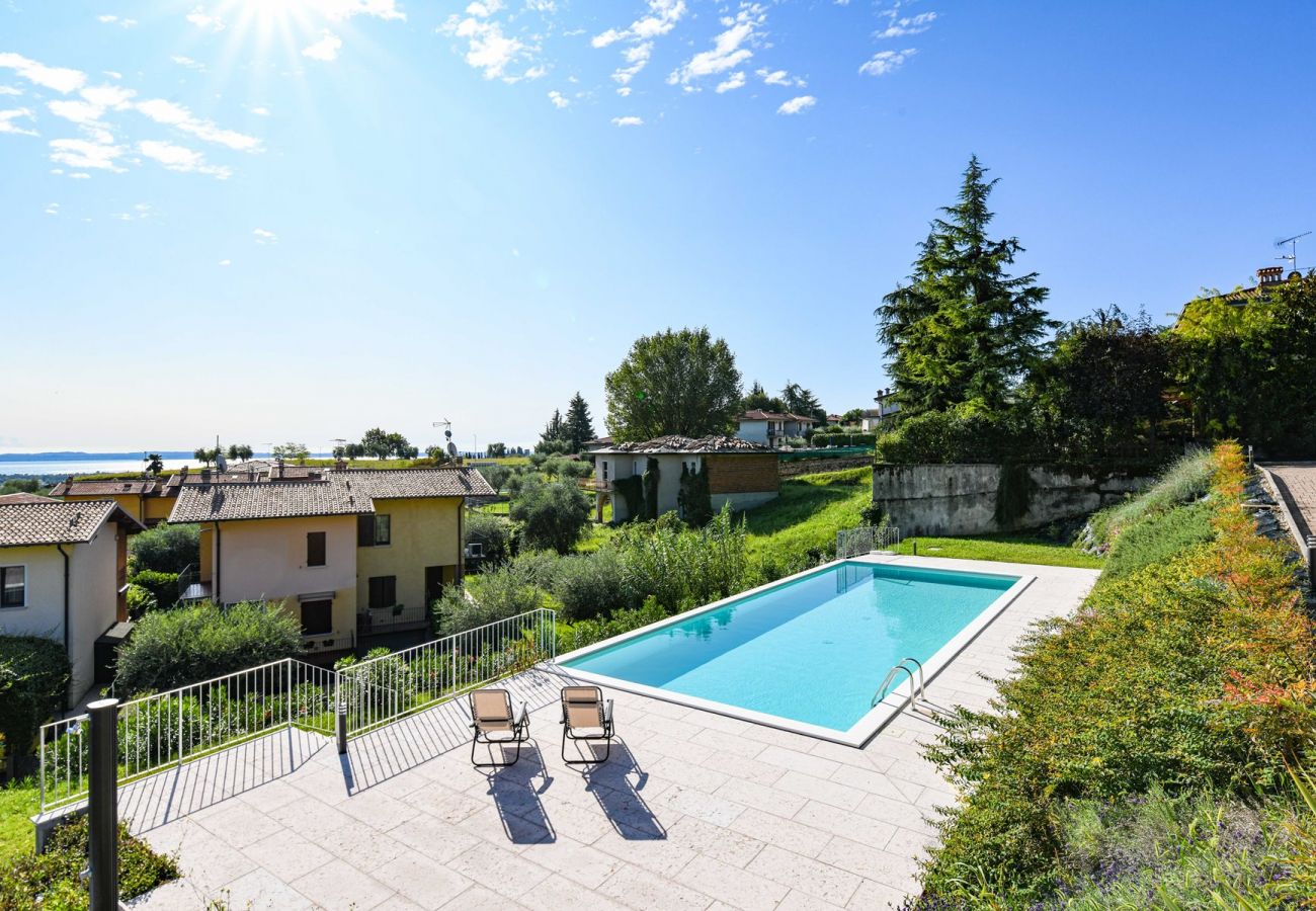 Appartamento a Polpenazze del Garda - Pegaso: appartamento di design con balcone vista lago e piscina