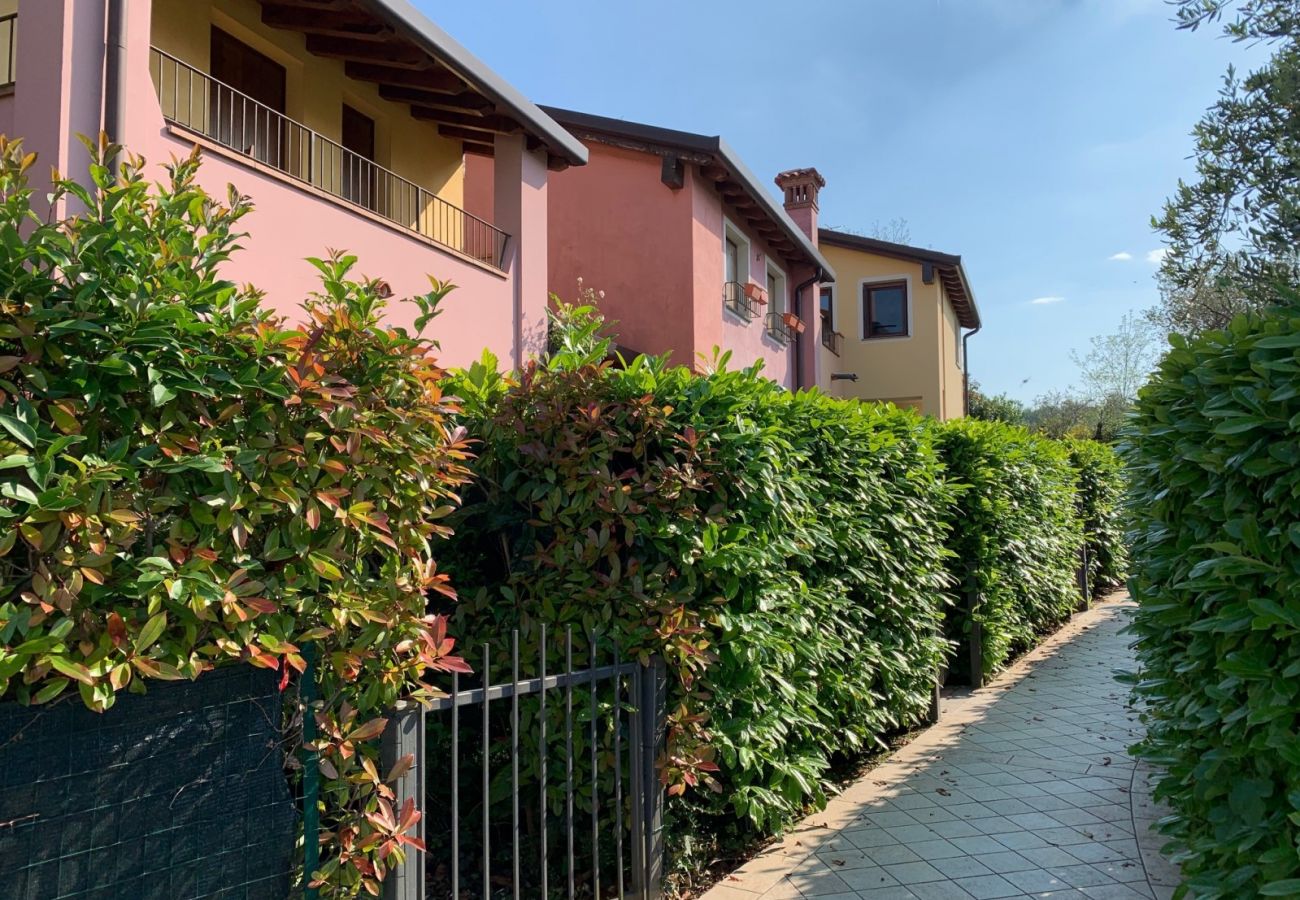 Casa a schiera a Manerba del Garda - Casa Delisa: in residence curato con piscina e non lontano dal lago