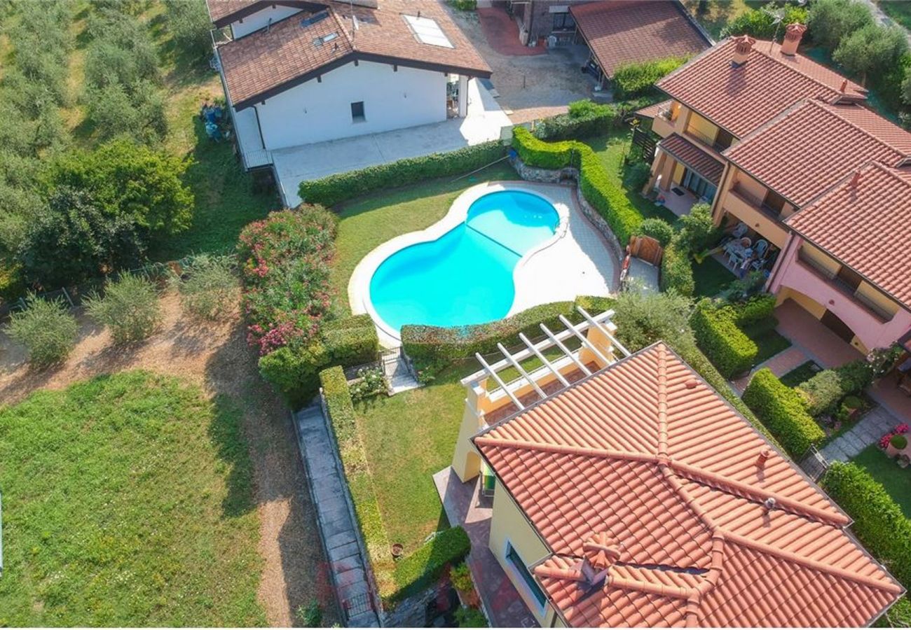 Casa a Manerba del Garda - Villa rosa, spaziosa casa con piscina in comune