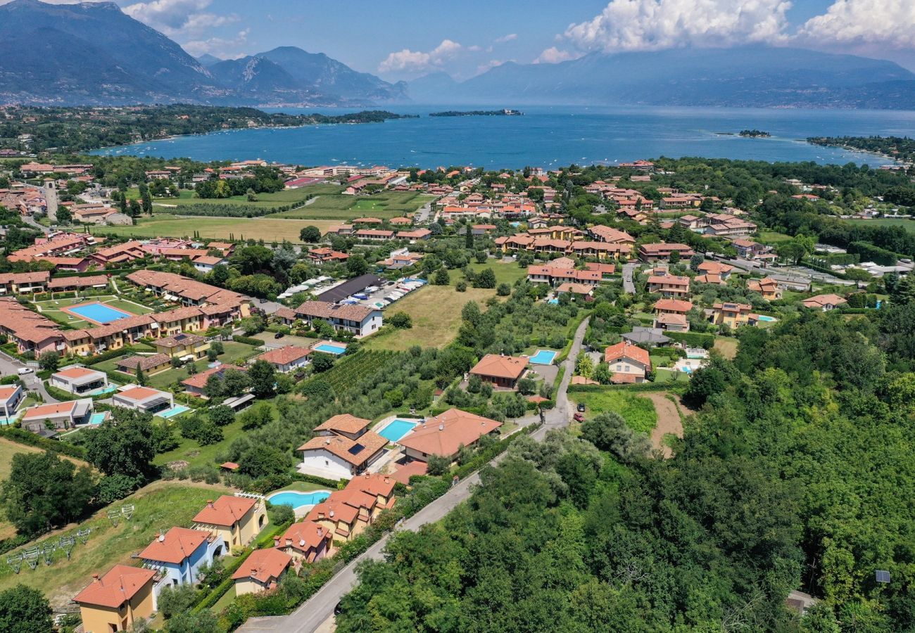 Casa a Manerba del Garda - Villa rosa, spaziosa casa con piscina in comune