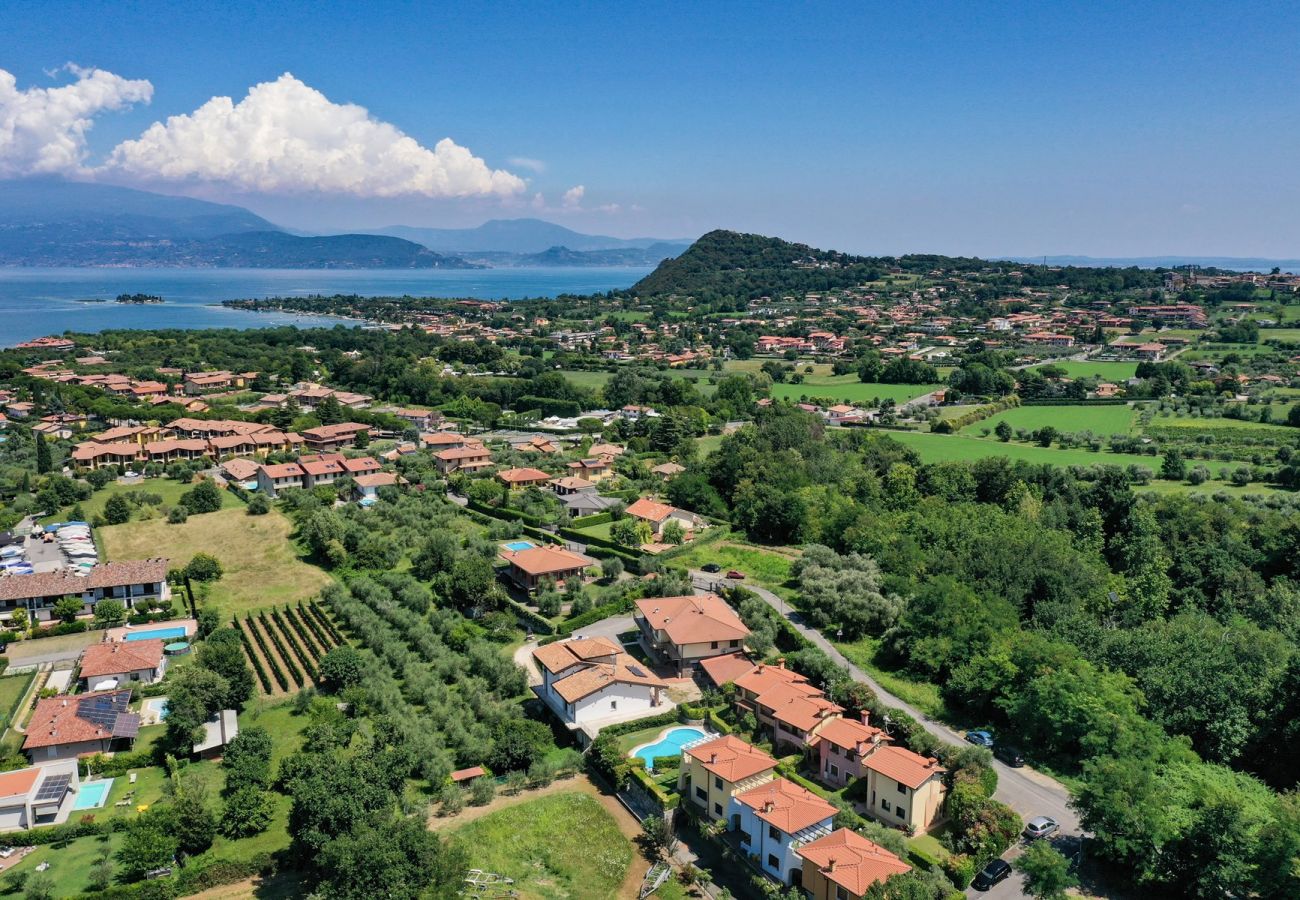 Casa a Manerba del Garda - Villa rosa, spaziosa casa con piscina in comune