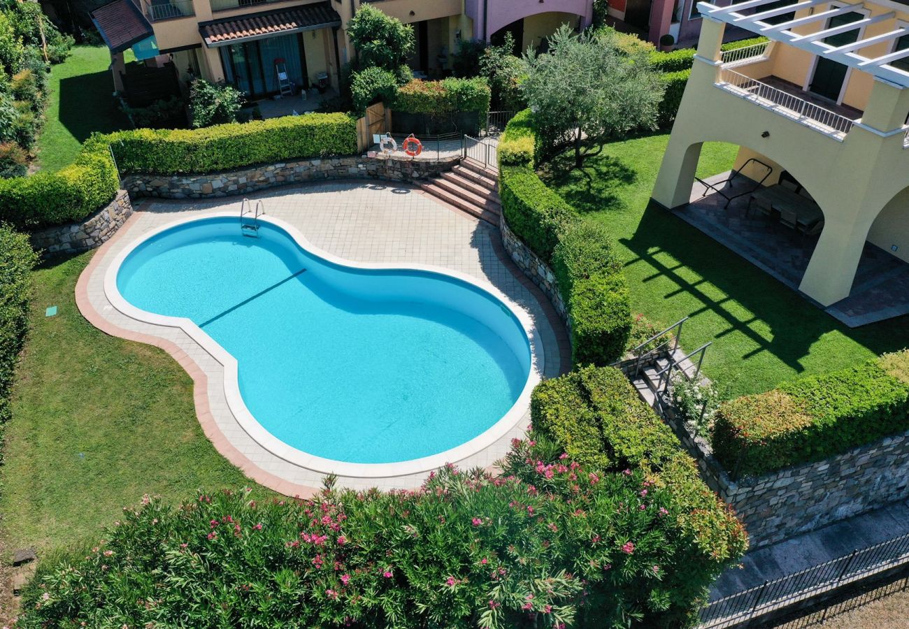 Casa a Manerba del Garda - Villa rosa, spaziosa casa con piscina in comune