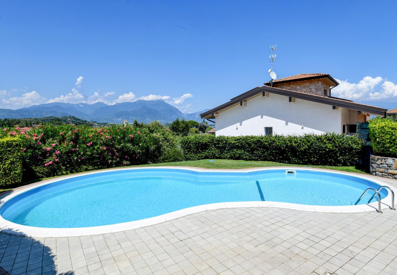 Casa a Manerba del Garda - Villa rosa, spaziosa casa con piscina in comune