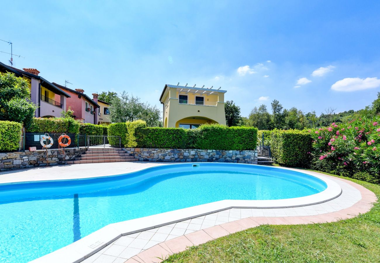 Casa a Manerba del Garda - Villa rosa, spaziosa casa con piscina in comune