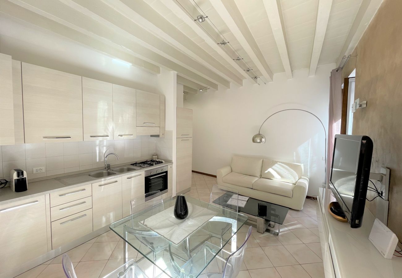 Ferienwohnung in Desenzano del Garda - Desenzanoloft Le Petit Bijou - city view