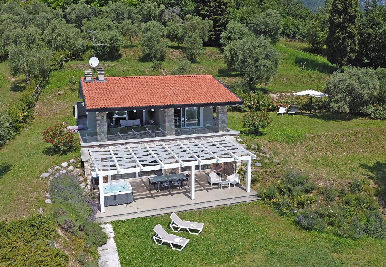 Ferienwohnung in Toscolano-Maderno - Cà Bianca sotto: in der MItte von natur mit Jacuzzi und Seeblick