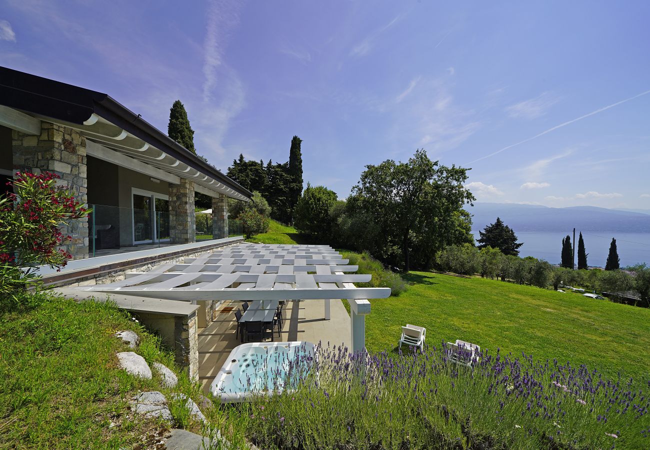 Ferienwohnung in Toscolano-Maderno - Cà Bianca sotto: in der MItte von natur mit Jacuzzi und Seeblick