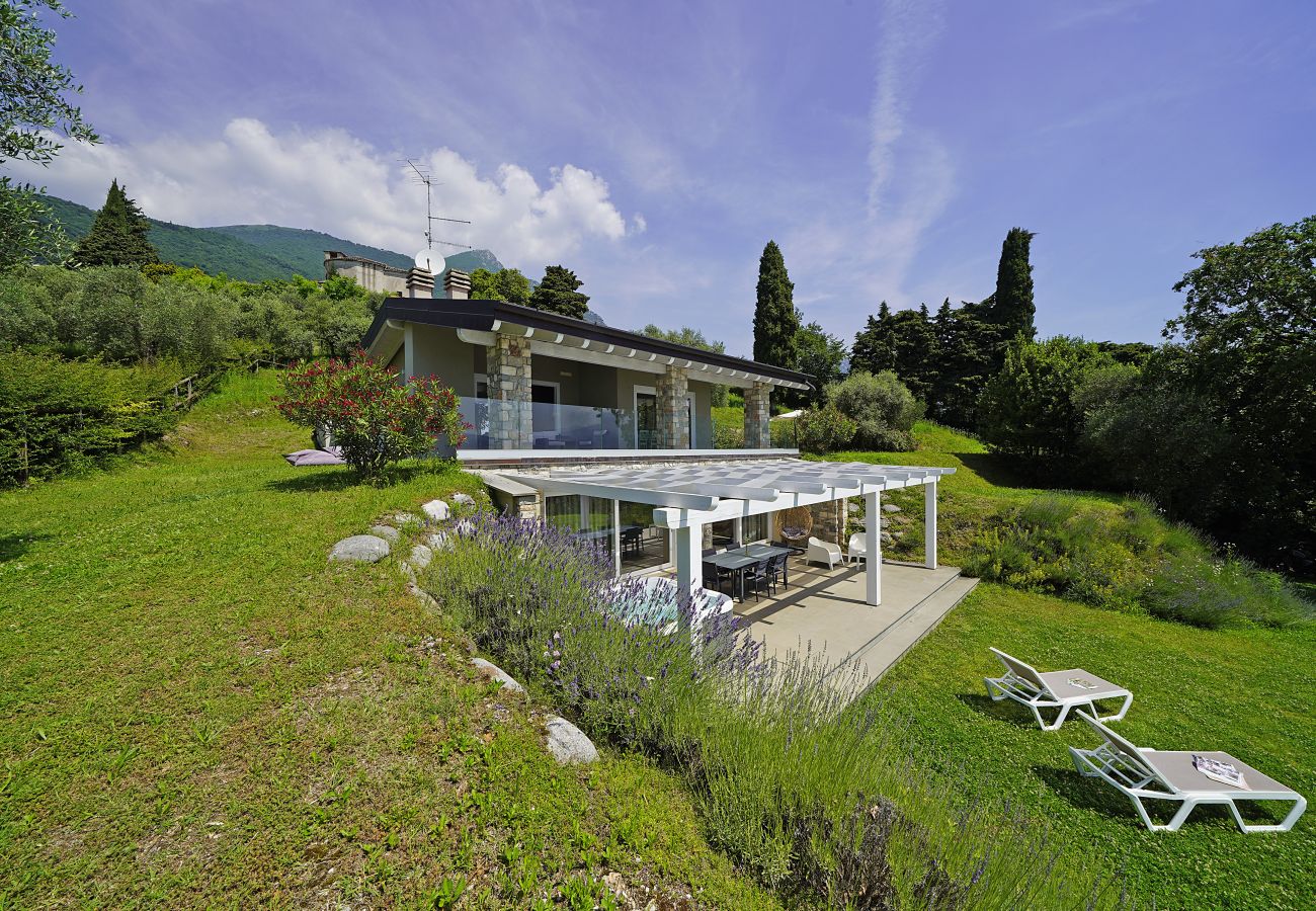 Ferienwohnung in Toscolano-Maderno - Cà Bianca sotto: in der MItte von natur mit Jacuzzi und Seeblick