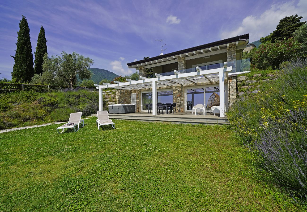 Ferienwohnung in Toscolano-Maderno - Cà Bianca sotto: in der MItte von natur mit Jacuzzi und Seeblick