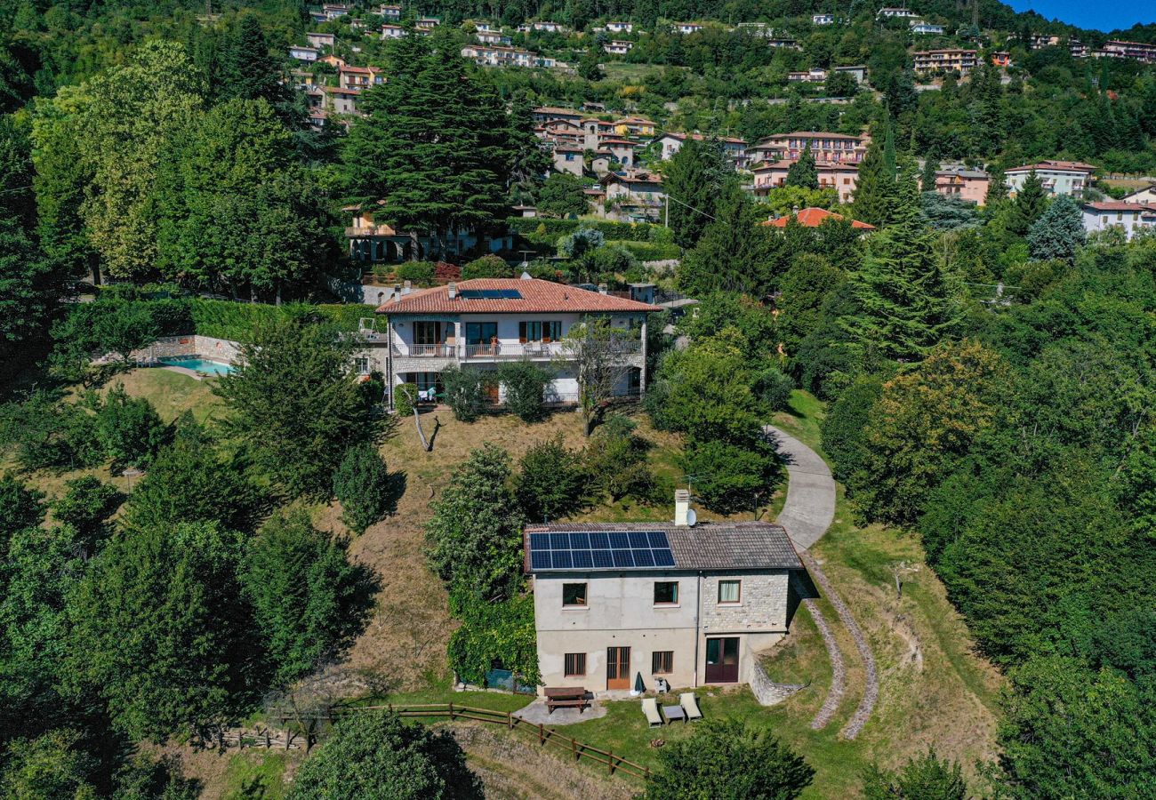 Ferienhaus in Tignale - Malga Mary: inmitte von Natur mit Pool nur für Sie und die Besitzer.