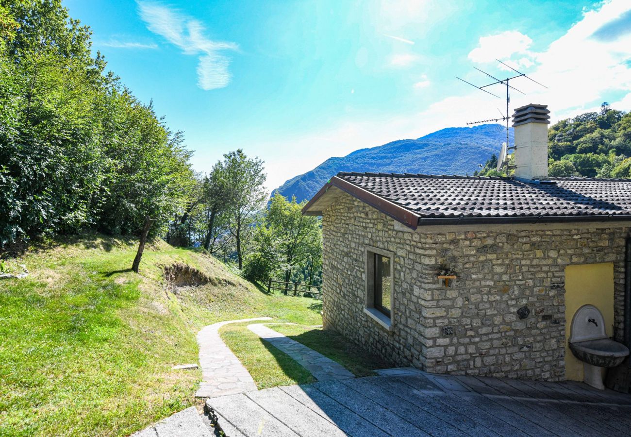 Ferienhaus in Tignale - Malga Mary: inmitte von Natur mit Pool nur für Sie und die Besitzer.