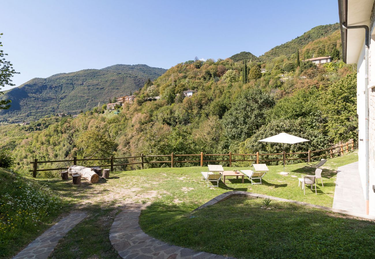 Ferienhaus in Tignale - Malga Mary: inmitte von Natur mit Pool nur für Sie und die Besitzer.