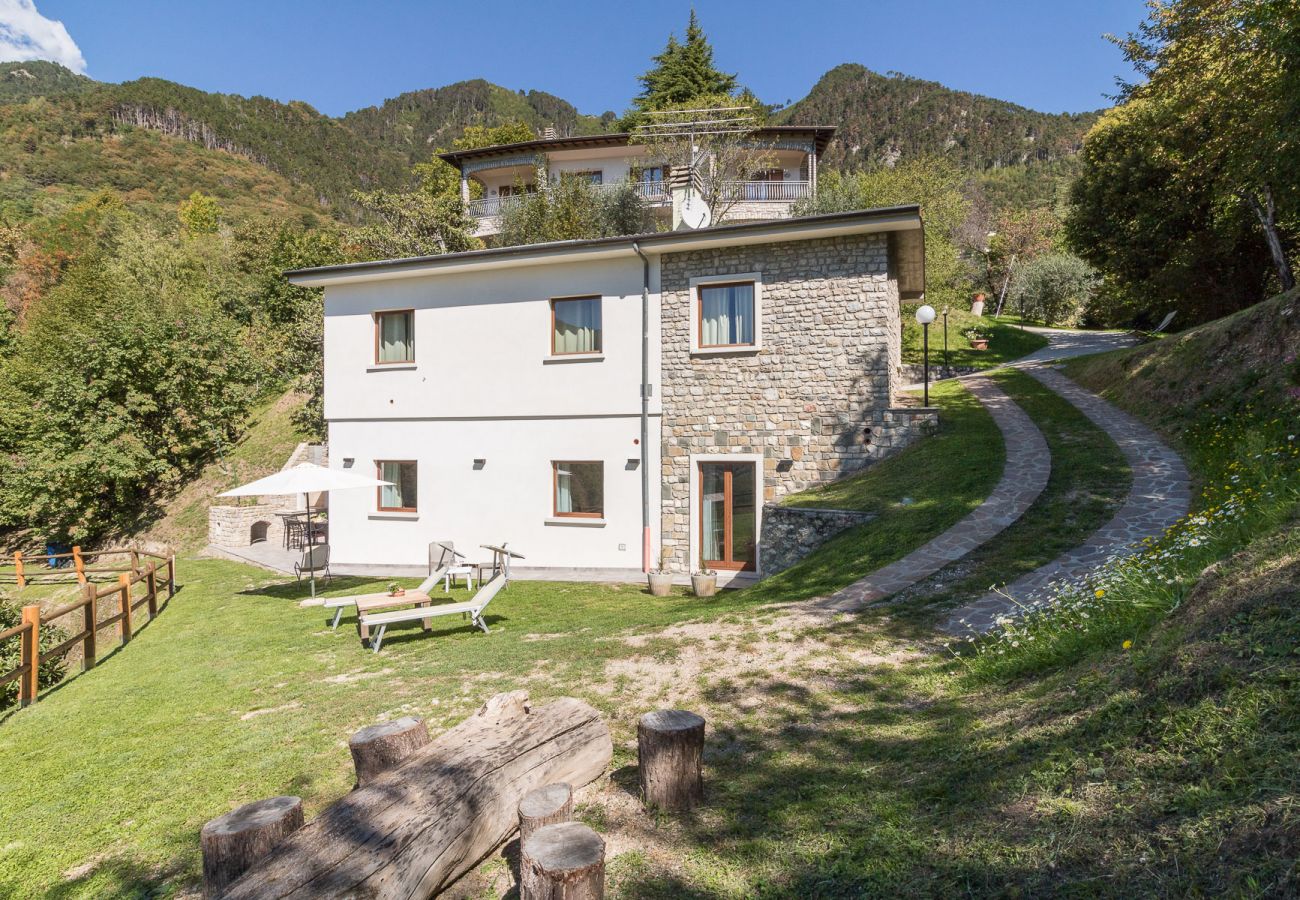 Ferienhaus in Tignale - Malga Mary: inmitte von Natur mit Pool nur für Sie und die Besitzer.