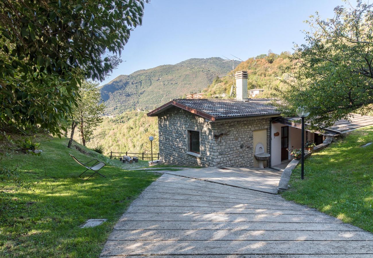 Ferienhaus in Tignale - Malga Mary: inmitte von Natur mit Pool nur für Sie und die Besitzer.