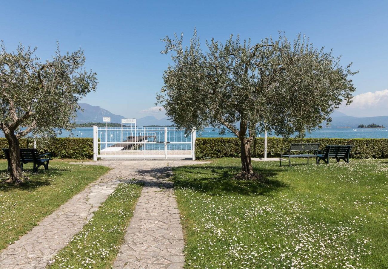 Apartment in Manerba del Garda - Il Professore: front lake apartment